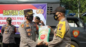 Jajaran Polres Pekalongan Kota Kembali Salurkan Bansos Beras Kepada Masyarakat Terdampak Covid 19
