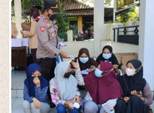Bersama Jajarannya, Kapolres Pekalongan Sosialisasikan Prokes Dan Program Vaksinasi Nasional Kepada Masyarakat