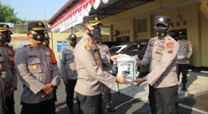 Habib Luthfi Bin Ali Bin Yahya Bersama Kapolres Pekalongan Kota Distribusikan Bansos Beras