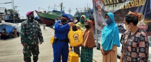 Jajaran Polres Pekalongan Kota Salurkan Bansos Alumni Akpol 1993 Untuk Warga Terdampak Covid -19