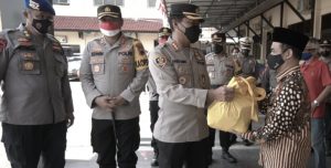 Alumni Akpol  1993 Bagikan 500 Paket Sembako Kepada Warga Terdampak Covid -19