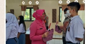 Bhayangkari Cabang Pekalongan Kota Memberikan Tali Asih Kepada Korban Covid -19