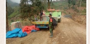 Jelang H-10, Babinsa Gerlang Kawal Droping Material Di Lokasi TMMD Reg 112 TA. 2021