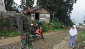 Sikap Humanis Babinsa Terhadap Anak-anak Di Lokasi TMMD Reg Ke 112 Gerlang