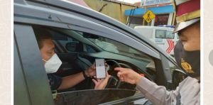 Di Masa Pandemi, Jajaran Satlantas Polres Pekalongan Kota Gencar Sosialisasikan Aplikasi ” Peduli Lindungi “