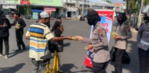 Peduli Sesama, Polwan Sat Lantas Polres Pekalongan Kota Bagikan Nasi Bungkus Dan Masker