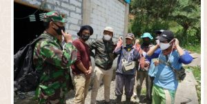 Babinsa Blado Bagikan Masker Untuk Warga Di Lokasi Pra TMMD