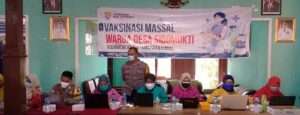 Kades Sidomukti Bersama Kapolsek Weleri Pantau Kegiatan Vaksinasi