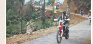 Letjen TNI Teguh Arief Indratmoko Dengan Mengendarai Motor Trail Cek Hasil TMMD