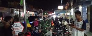 Turun Ke Level Dua, Babinsa Tetap Laksanakan Patroli Dan Bagikan Masker Kepada Masyarakat
