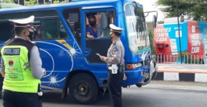 Wujud Nyata, Ops Patuh Candi 2021 Dikmas Lantas Polres Kendal Bagikan Brousur Peduli Keselamatan