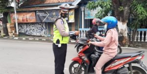 Humanis Dan Simpatik Sat Lantas Polres Kendal Bagikan Masker Gratis Pada Ops Patuh Candi 2021