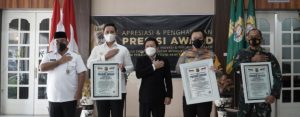 Bupati Bersama Kapolres Dan Dandim Kendal Terima Penghargaan Presisi Award Dari LEMKAPI