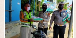 Ops Patuh Candi 2021, Satlantas Polres Pekalongan Bagikan Sembako Dan Masker