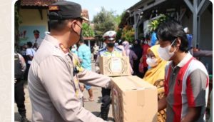 Tinjau Kegiatan, Warga Yang Ikut Vaksin Diberi Sembako Oleh Kapolres Pekalongan