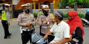 Ops Patuh Candi 2021, Polres Pekalongan Kota Buka Gerai Masker Gratis Dan Bansos Di Taman Polsek