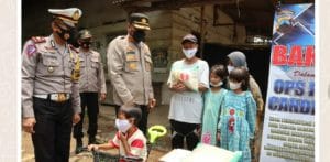 Kepedulian, Kapolres Pekalongan Beri Bantuan Kepada Keluarga Harsono Tinggal Di Emperan Rumah Tua Kosong