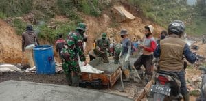 Warga Dan Satgas TMMD Tak Kenal Libur, Terus Bekerja Capai Sasaran Fisik