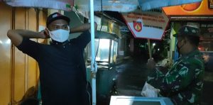 Tidak Peduli Hari Libur, Babinsa Bagikan Masker Ke Pedagang Kaki Lima