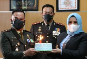 Sambut HUT TNI Ke 76, Kapolres Pekalongan Beri Kejutan Nasi Tumpeng Dan Kue Ultah