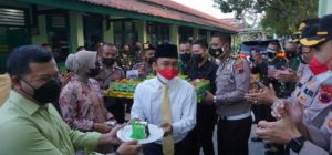 Geruduk Dan Beri Kejutan HUT TNI 76 Ke Kodim Batang