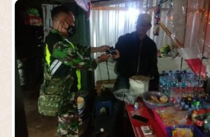 Tingkatkan Kesadaran Prokes, Anggota Koramil Tulis Gencarkan PPKM