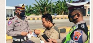 Upaya Tumbuhkan Kesadaran, Polisi Bagikan Masker