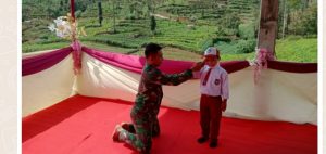 Kedekatan Satgas TMMD, Saif Terinspirasi Ingin Menjadi Anggota TNI