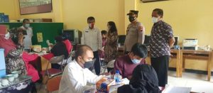 Giat Kapolsek Weleri Pantau Vaksinasi Di Puskesmas 1 Dan SMA N 1 Weleri