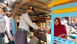 Beri Edukasi Prokes, Polisi Bagikan Masker Gratis Di Pasar Kajen
