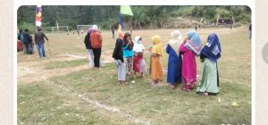 Kecerian Anak-anak Bermain Di Lapangan Sepakbola