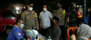 Tak Kenal Lelah Kapolres Kendal Turun Langsung Awasi Vaksinasi Malam Di Mapolsek Sukorejo