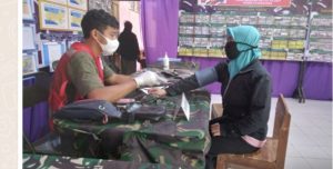 Personel TNI Bersama PMI Gelar Vaksinasi Tahap II Di Lokasi TMMD