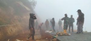 Kebut Pembuatan Berem Kanan Kiri Jalan Rabat Beton Dukuh Wonopriyo Gerlang