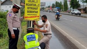 Antisipasi Lakalantas, Sat Lantas Polres Pekalongan Pasang Belasan Spanduk Imbauan