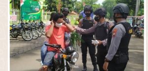 Melaksanakan Patroli, Polisi Bagikan Masker Gratis