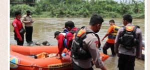 Pencarian Korban Tenggelam, Polisi Dan Tim SAR Sisir Sungai Sengkarang