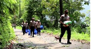 Warga Terisolasi, Polisi Salurkan Bantuan Harus Berjalan Kaki 3 Km