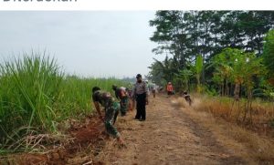 Koramil Gringsing Bersama Masyarakat Bersihkan Dan Perbaiki Jalan