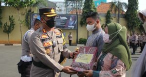 Bansos Alumni Akabri 90, Diserahkan Kapolres Pekalongan Kota Untuk Keluarga Polri Terkena Covid -19