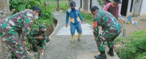 Jalin Kebersamaan, TNI Turut Andil Dalam Pengecoran Jalan Desa