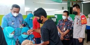 Antisipasi Terjadinya Kerumunan, Polisi Diturunkan Kegerai-gerai Vaksinasi Massal