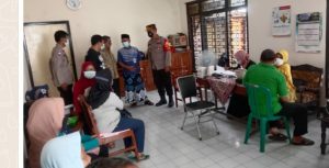 Jalin Sinergi TNI- Polri, Pantau Vaksinasi Di Kecamatan Pekalongan Timur