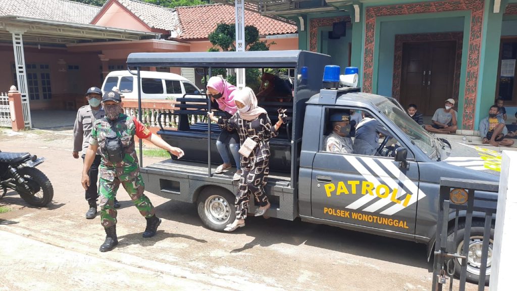 Sinergi TNI Polri Jemput Bola Warga Untuk Divaksin