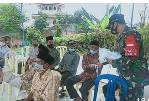 Putus Rantai Penyebaran Covid-19, Babinsa Koramil Bawang Melaksanakan PPKM Level 2