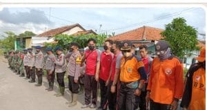 Korps Brimob Bersama Polres Pekalongan Kota Dan Pemkot Laksanakan Baksos Bersihkan Enceng Gondok