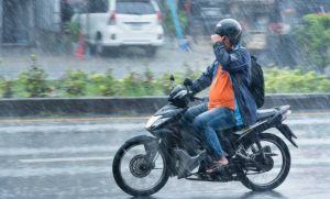 Di Musim Hujan, Polisi Ingatkan Pengendara Untuk Tidak Berteduh Di Bawah Pohon