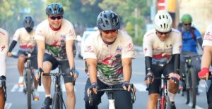Melepas Pesepeda, Kapolda Jateng Kibarkan Bendera Start Tour De Borobudur Di Surakarta