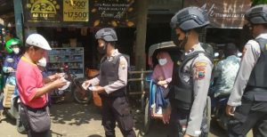 Meningkatkan Patroli Kamtibmas, Polisi Bagikan Masker Gratis