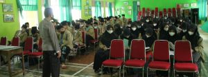 Jadi Narasumber, Humas Polres Pekalongan Kota Ajak Peserta Diklat Islamic Boarding School MAN I Etika Bersosmed